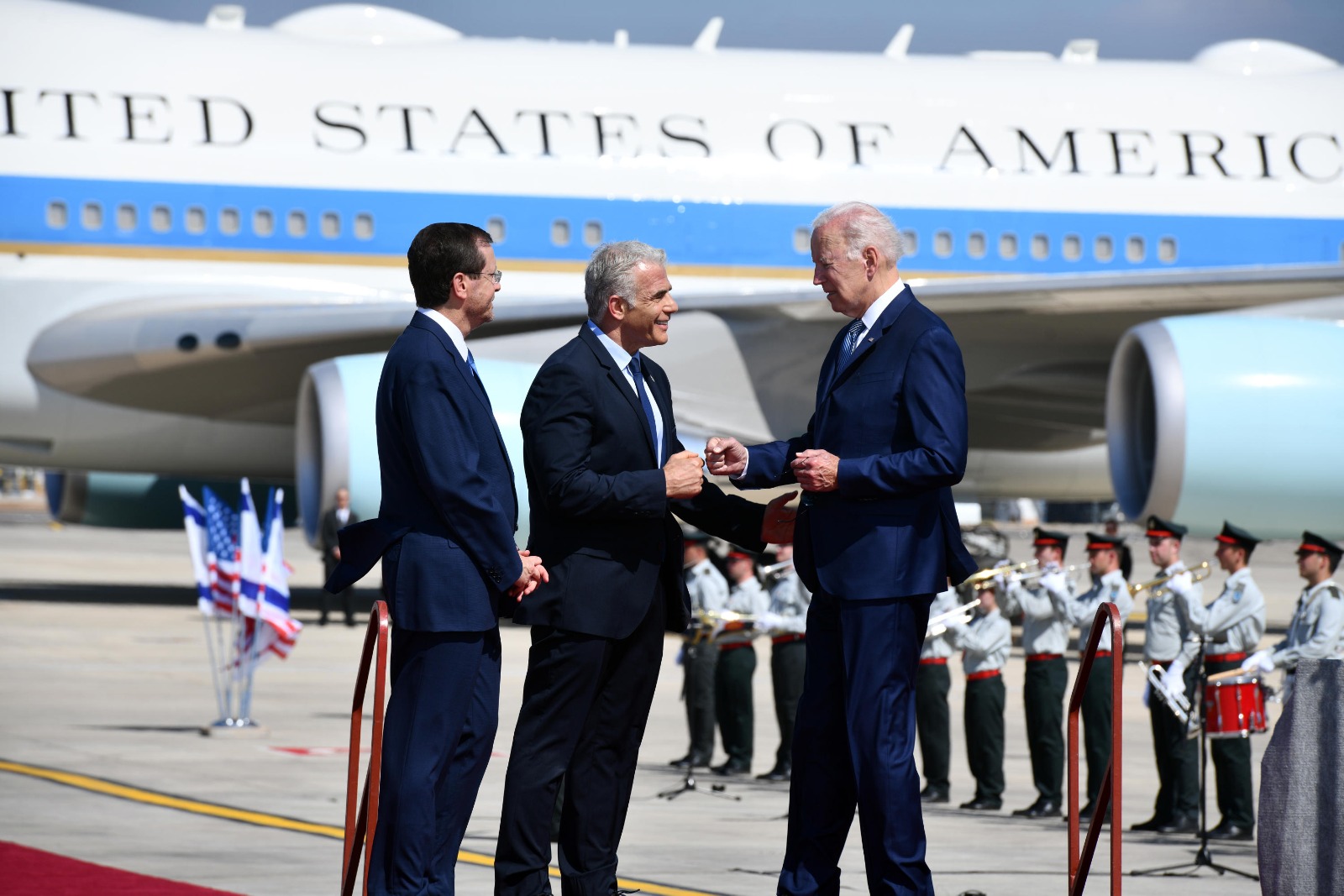 US-Präsident Biden nach seiner Ankunft mit Präsident Herzog und Premierminister Lapid